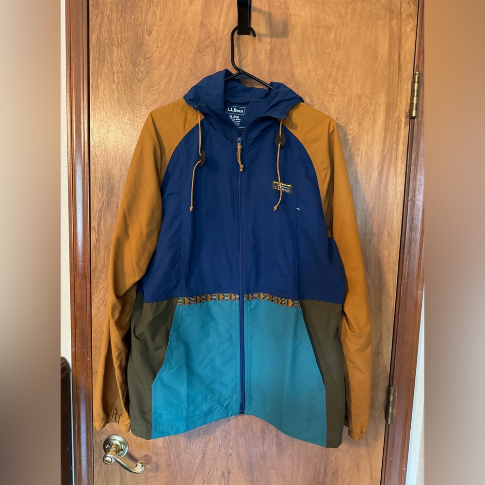 LL Bean Mountain Classic Rain Jacket with hood in excellent condition